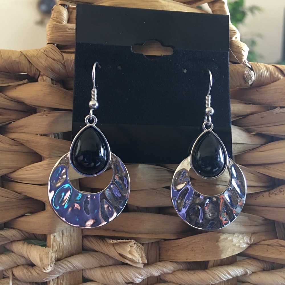 Hammered silver tone disc black glass earrings